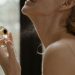 Tried, tested, true: 4 tips για να κάνεις το άρωμά σου να διαρκεί και να μυρίζει περισσότερο