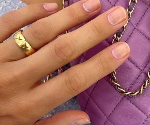 Το νέο manicure στα νύχια έχει το χρώμα της γλυκιάς λεβάντας