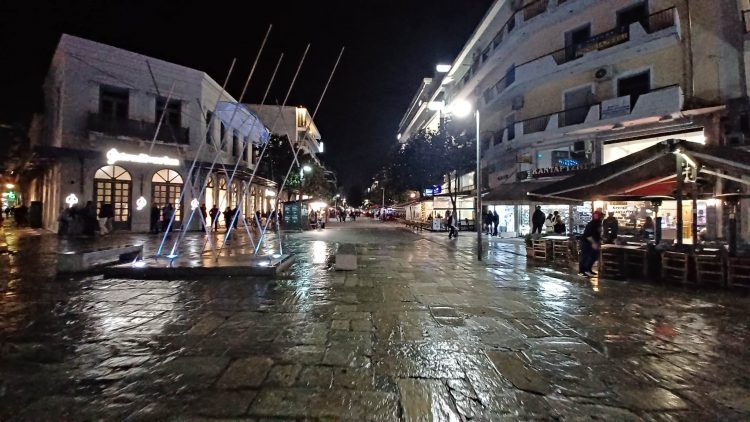 Χωρίς πανηγυρισμούς με κλειστά περίπτερα κι εκλογικά κέντρα τα αποτελέσματα των εκλογών