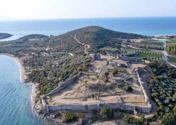 Καβάλα: Οι λουόμενοι κολυμπούν στην σκιά ενός κάστρου με ιστορία από το Βυζάντιο