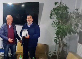 Απονομή τιμητικής πλακέτας στον Ευάγγελο Καραλή λόγω αποστρατείας