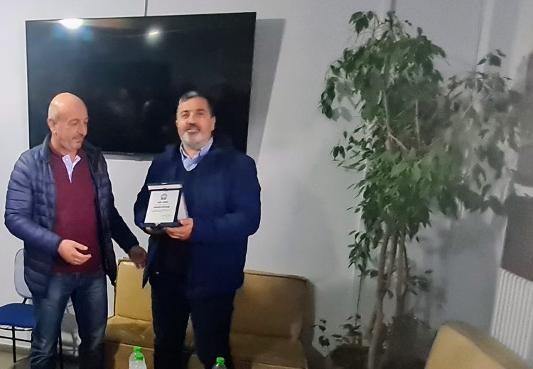 Απονομή τιμητικής πλακέτας στον Ευάγγελο Καραλή λόγω αποστρατείας