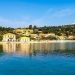 Το υπέροχο νησί που το εισιτήριο κοστίζει λιγότερο από 3 ευρώ και θα φτάσετε σε μόλις 40 λεπτά