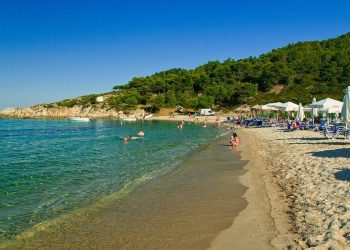 Χαλκιδική – Πλατανίτσι: Τα καθαρά γαλαζοπράσινα νερά δίνουν κάθε χρόνο γαλάζια σημαία στην περιοχή