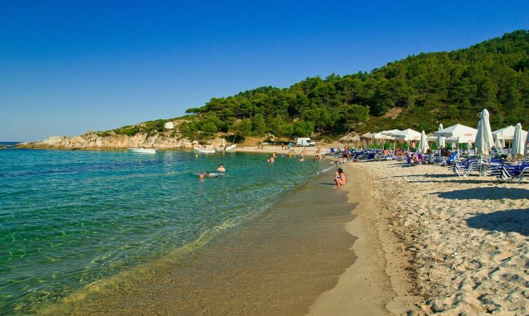 Χαλκιδική – Πλατανίτσι: Τα καθαρά γαλαζοπράσινα νερά δίνουν κάθε χρόνο γαλάζια σημαία στην περιοχή