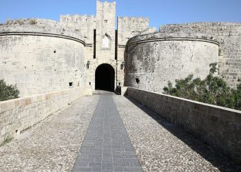Ρόδος: Κορυφαίος προορισμός για τις οικογενειακές διακοπές των Πολωνών