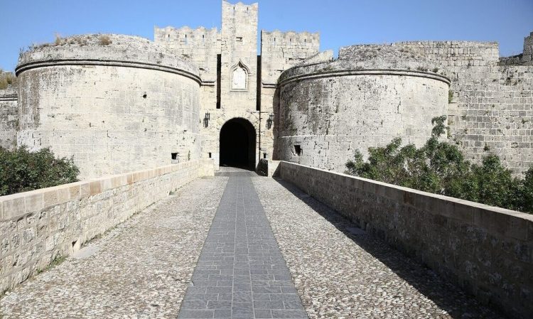 Ρόδος: Κορυφαίος προορισμός για τις οικογενειακές διακοπές των Πολωνών