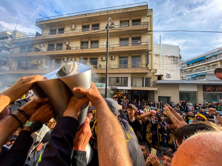 Στα Τρίκαλα το κύπελλο πρωταθλήματος της ΑΕΚ με θερμότατη «κιτρινόμαυρη» υποδοχή