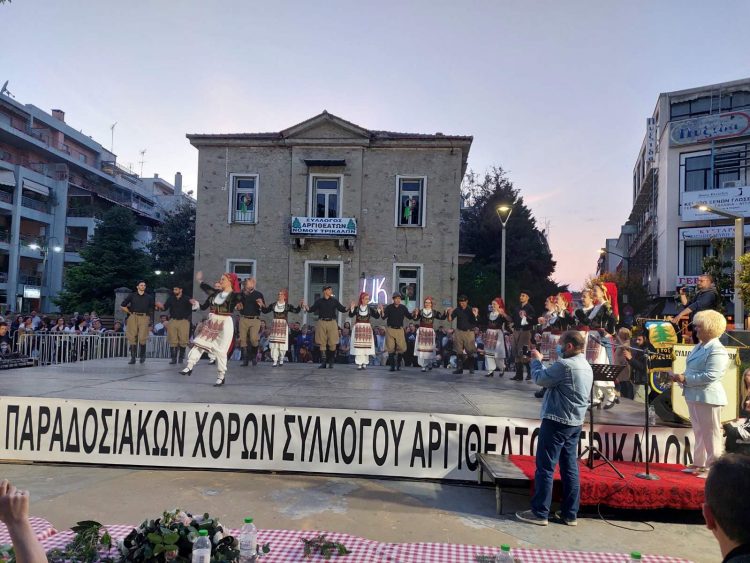 Πλήθος κόσμου στο 1ο Φεστιβάλ Ανοιξιάτικου Παραδοσιακού χορού του Συλλόγου Αργιθεατών