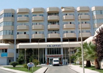 Άρτα: Η πρώτη συνάντηση της μητέρας με τον πατέρα στο νοσοκομείο μετά τον θάνατο του βρέφους