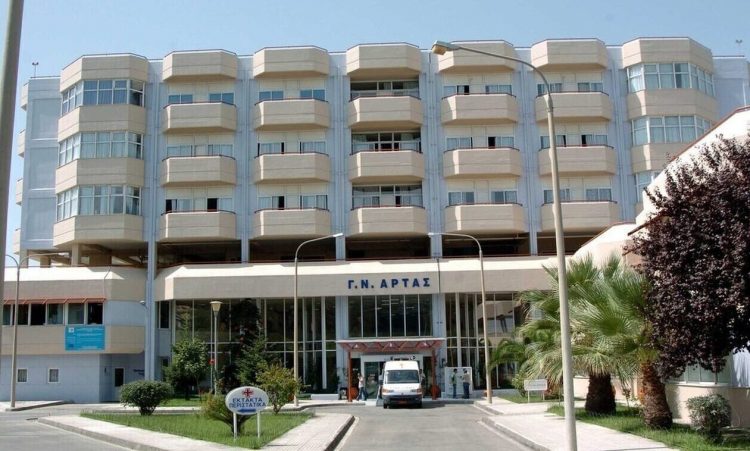 Άρτα: Η πρώτη συνάντηση της μητέρας με τον πατέρα στο νοσοκομείο μετά τον θάνατο του βρέφους