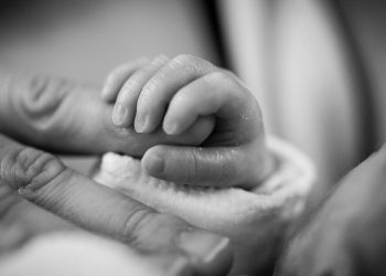 Άρτα: Το μοιραίο τηλεφώνημα στον πατέρα – Τι λένε επιστήμονες για το «σύνδρομο ξεχασμένου μωρού»