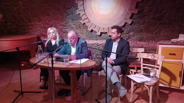 Με τους Ηπειρώτες παρόντες η παρουσίαση του νέου βιβλίου του Θοδωρή Δεύτου στα Τρίκαλα