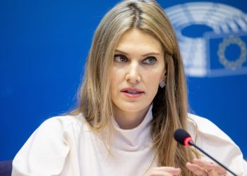 Εύα Καϊλή: Θέλει να βγάλει το «βραχιολάκι» και να επιστρέψει στην Ευρωβουλή
