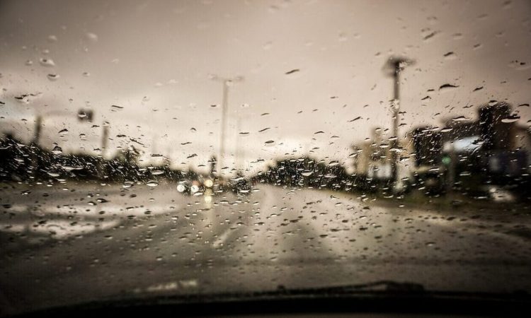 Καιρός: Βροχές και καταιγίδες με σκόνη σήμερα – Πού θα εκδηλωθούν φαινόμενα