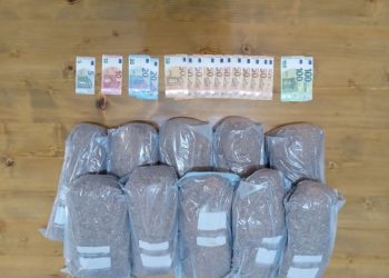 Με 10 κιλά αφορολόγητο καπνό συνελήφθησαν δύο άντρες στο Μουζάκι