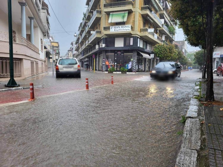 Άνοιξαν οι ουρανοί στα Τρίκαλα-Οι δρόμοι έγιναν ποτάμια σε λίγα λεπτά (φωτό-video)