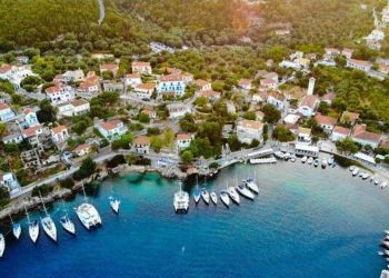 Κιόνι: Καλοκαιρινές διακοπές σε ένα από τα ομορφότερα χωριά της Ελλάδας