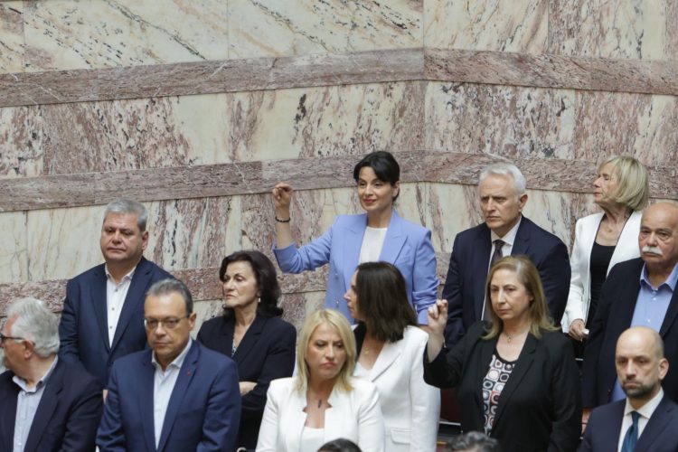 Η Μαρίνα Κοντοτόλη ορκίστηκε βουλευτής-Μαζί στη ζωή, μαζί και στη Βουλή με τον Γιάννη Ραγκούση