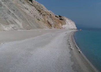 Η ελληνική παραλία που θα σου στοιχίσει 1.000 ευρώ αν πάρεις βότσαλο μαζί σου