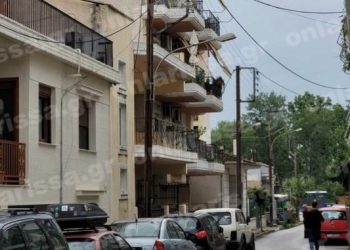 13χρονη έπεσε από τον τρίτο όροφο, ο πατέρας της έπεσε στις σκάλες ενώ έτρεχε να τη σώσει