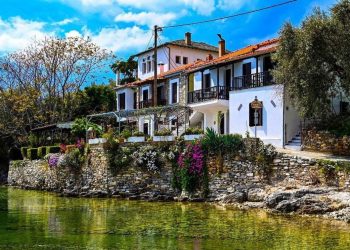 Λεφόκαστρο: Ένα γαλήνιο παραθαλάσσιο χωριουδάκι που θα σας καταπλήξει