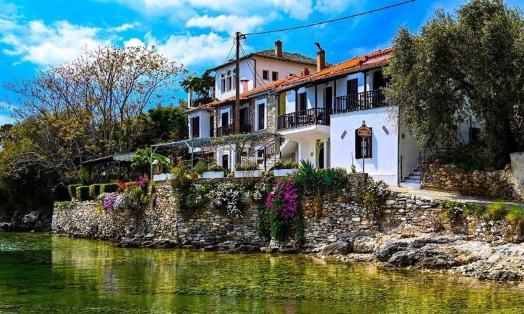 Λεφόκαστρο: Ένα γαλήνιο παραθαλάσσιο χωριουδάκι που θα σας καταπλήξει