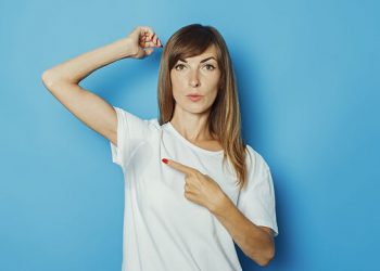 Λεκές από ιδρώτα: Πέντε αποτελεσματικοί τρόποι για να καθαρίσουν τα ρούχα