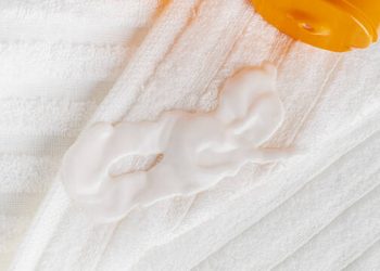 Λεκέδες από κρέμα σώματος ή λοσιόν στα ρούχα: Πώς θα τους αφαιρέσετε