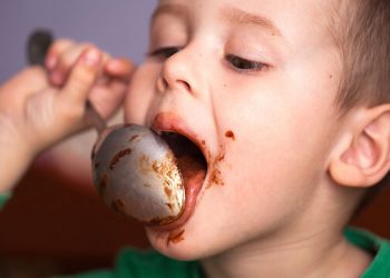 Λεκές από σοκολάτα στα ρούχα; Δείτε πώς θα τον εξαφανίσετε με λίγο γάλα