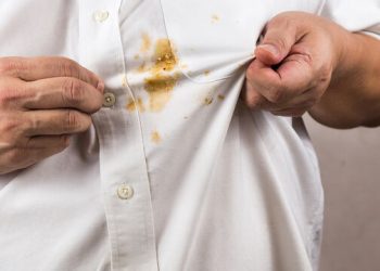 Λεκές από καφέ στα ρούχα; Έτσι θα τον αφαιρέσετε εύκολα και αποτελεσματικά (vid)
