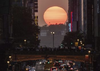 ΗΠΑ: Tρέλα στη Νέα Υόρκη για το φαινόμενο «Manhattanhenge» – Εντυπωσιακές φωτογραφίες
