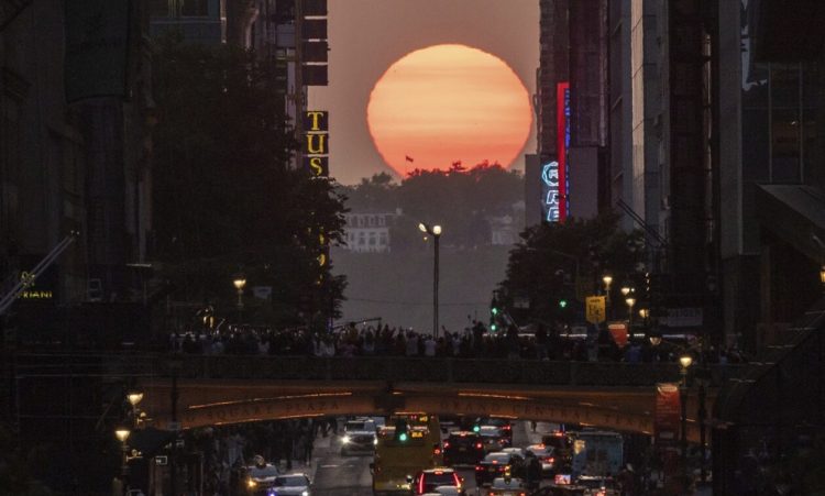 ΗΠΑ: Tρέλα στη Νέα Υόρκη για το φαινόμενο «Manhattanhenge» – Εντυπωσιακές φωτογραφίες