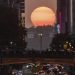 ΗΠΑ: Tρέλα στη Νέα Υόρκη για το φαινόμενο «Manhattanhenge» – Εντυπωσιακές φωτογραφίες