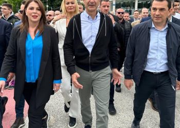 Σταθερά μπροστά με τον Πρωθυπουργό στη θεαματική συγκέντρωση νίκης της Νέας Δημοκρατίας, η Κατερίνα Παπακώστα.