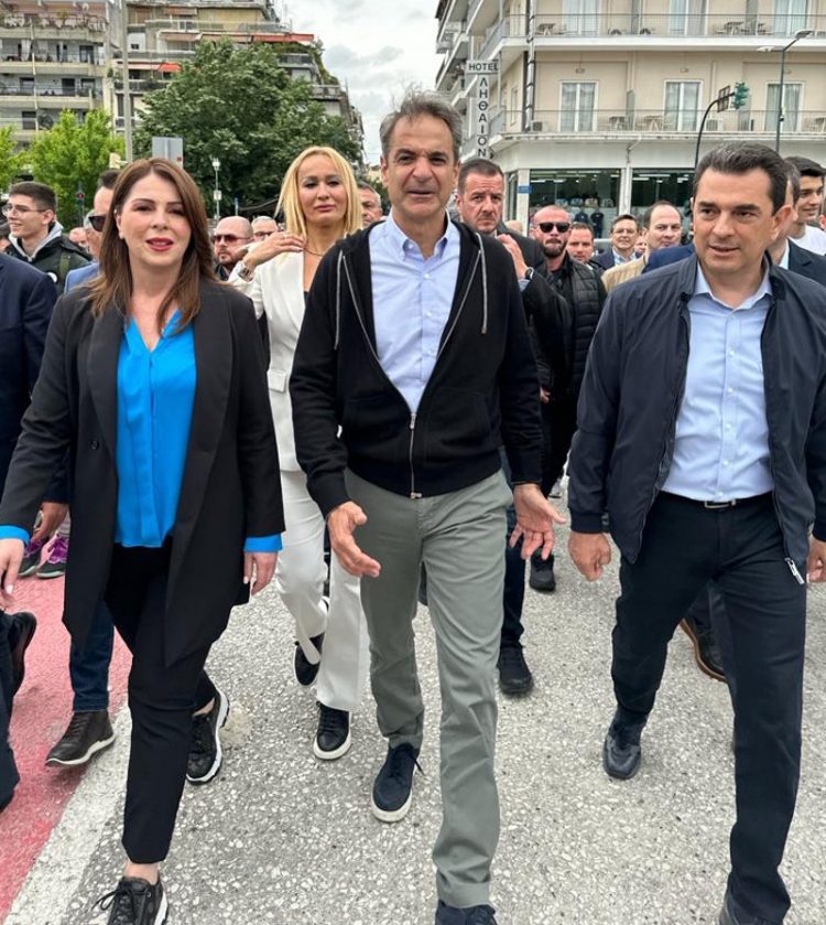 Σταθερά μπροστά με τον Πρωθυπουργό στη θεαματική συγκέντρωση νίκης της Νέας Δημοκρατίας, η Κατερίνα Παπακώστα.