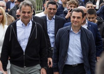 Ξεκάθαρο μήνυμα νίκης από το μεγάλο πλήθος στην επίσκεψη του Κυριάκου Μητσοτάκη στα Τρίκαλα με τον Κώστα Σκρέκα σταθερά πλάι του