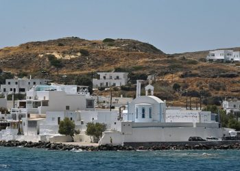 Μήλος: H Le Figaro την αποθέωσε – Tο νησί με το «σεληνιακό τοπίο»