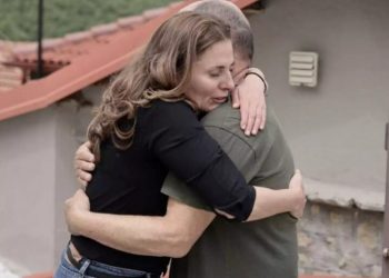 Τέμπη: H Mπέτυ Μπαζιάνα συναντήθηκε σε Τρίκαλα και Καρδίτσα με συγγενείς των θυμάτων της τραγωδίας