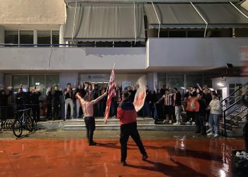Εκδηλώσεις λατρείας για τον Ολυμπιακό παρά την ήττα από τους Τρικαλινούς φιλάθλους