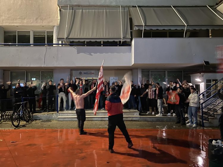 Εκδηλώσεις λατρείας για τον Ολυμπιακό παρά την ήττα από τους Τρικαλινούς φιλάθλους