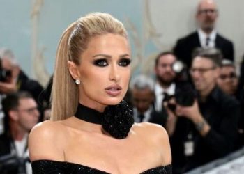 Πάρις Χίλτον: Διαδηλωτές μπλόκαραν το όχημά της έξω απο το Met Gala – «Φορoλογήστε τους πλούσιους»