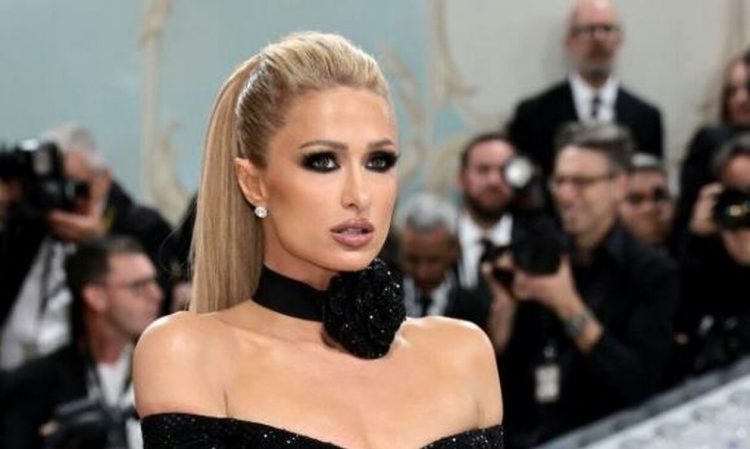 Πάρις Χίλτον: Διαδηλωτές μπλόκαραν το όχημά της έξω απο το Met Gala – «Φορoλογήστε τους πλούσιους»