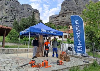 Ξύλινο γλυπτό με τη μορφή του Αγίου Παΐσιου στο Μονοπάτι των Μετεώρων