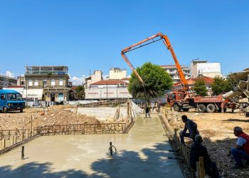 Συνεχίζονται οι εργασίες στην κεντρική πλατεία των Τρικάλων