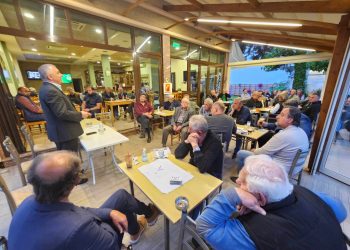 Πολύς κόσμος ,πολλά χειροκροτήματα για τον Βλαχογιάννη στα Καλύβια