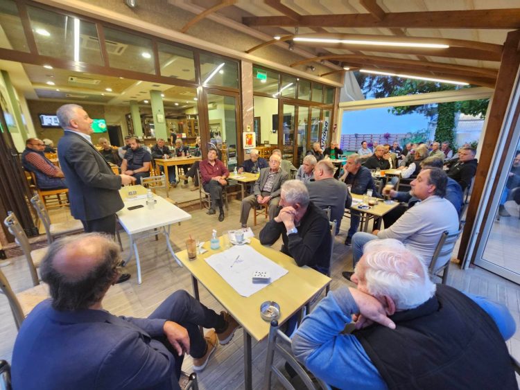 Πολύς κόσμος ,πολλά χειροκροτήματα για τον Βλαχογιάννη στα Καλύβια