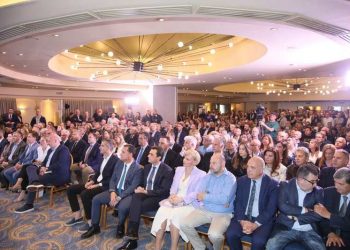 Ανεπανάληπτη σε μαζικότητα και παλμό η συγκέντρωση των ετεροδημοτών της Αθήνας για τον Κώστα Σκρέκα