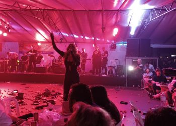Το “κάψαν” στον Καψάλη οι Τρικαλινοί-Χιλιάδες κόσμου στο χορό του ΠΟ Φήκης-Η Αγγελική Ηλιάδη έβαλε… φωτιά στην πίστα
