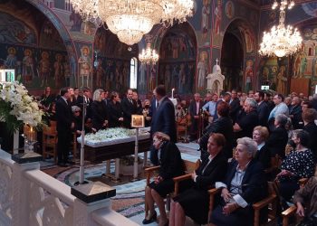 Συγκινητικό αντίο στον Χρήστο Οικονόμου-Πάνδημη η κηδεία